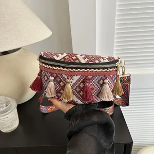 Détail du sac de poitrine bohème coloré avec de longues franges et une large sangle tissée