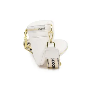 Sac bandoulière blanc matelassé avec fermetures dorées et large sangle géométrique