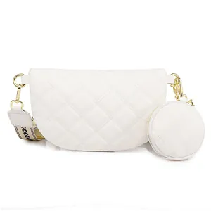 Sac demi-lune blanc matelassé avec sangle géométrique et petite pochette ronde assortie