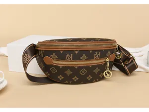 Dettagli del borsello marrone con monogramma, ciondolo a canguro dorato e tracolla larga