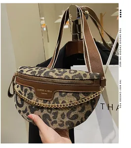 Detail der Leopard-Brusttasche mit Metallkette, Segeltuchtextur und goldenem Reißverschluss