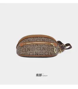 Dettaglio del marsupio monogramma marrone con cerniere dorate e tracolla regolabile
