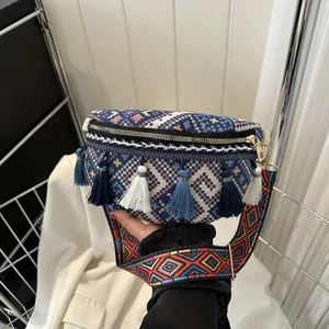 Détail du sac banane bohème avec motifs ethniques colorés et glands bleus décoratifs