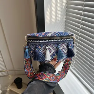 Gros plan détaillé du sac de poitrine ethnique tissé avec franges et bandoulière à motifs