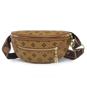 Dettaglio del marsupio marrone monogram con catena dorata e doppia cerniera lampo