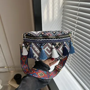 Détail du sac banane bohème avec motifs ethniques colorés et glands à franges vibrants