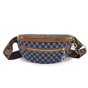 Dettaglio della borsa monogram blu scuro con finiture in pelle e ciondoli a forma di canguro