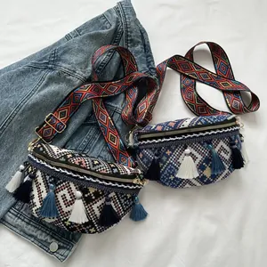 Sac bandoulière ethnique tissé avec glands colorés et motifs géométriques sur denim