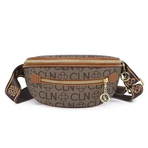 Dettaglio di un marsupio con monogramma marrone con ciondolo a canguro dorato e pelle