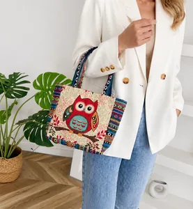 Detalle de cerca de un bolso vintage bordado con búho y texturas tejidas coloridas