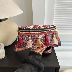 Sac de poitrine ethnique bohème tissé avec pompons et bandoulière colorée
