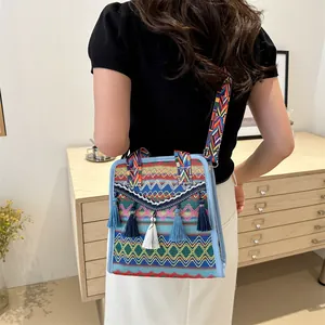 Sac seau tissé bohème ethnique avec motifs géométriques colorés et glands bleus