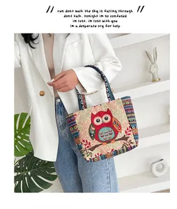 Detalle del bolso tote vintage con patrón de búho bordado y asas de rayas étnicas