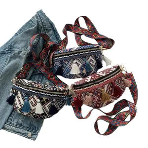 Sac de poitrine ethnique tissé avec pompons boho et bandoulière géométrique colorée