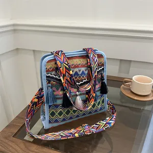 Sac seau tissé ethnique aux motifs géométriques vibrants et glands décoratifs