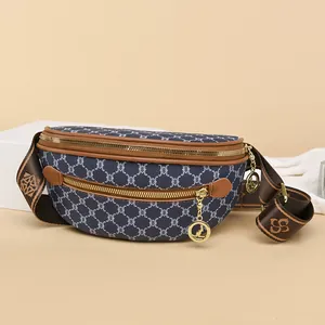 Marsupio in pelle blu navy con monogramma bianco e ciondolo a forma di canguro dorato