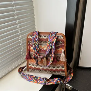 Sac seau tissé bohème avec glands et bandoulière ethnique colorée pour femmes