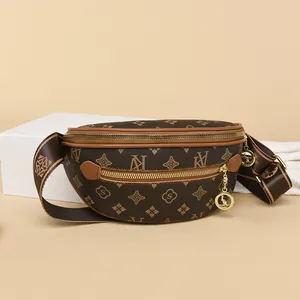 Marsupio marrone monogram con ciondolo a canguro dorato e tracolla larga in tessuto
