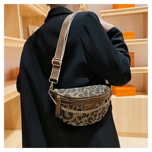Detail der Brusttasche mit Leopardenmuster, braunem Lederbesatz und goldener Kette