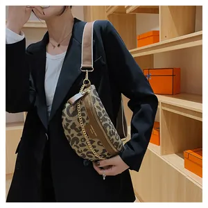 Detail der Brusttasche mit Leopardenmuster, Kettenschmuck und breitem Canvas-Schultergurt