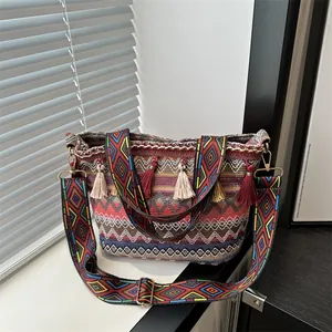 Borsa tote etnica bohémien tessuta con motivi geometrici colorati e nappe decorative