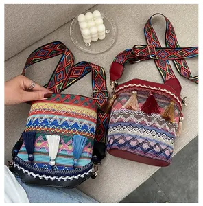 Dettaglio borsa a secchiello etnica con frange lunghe e tracolla larga jacquard