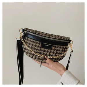 Schicke Bauchtasche mit Hahnentrittmuster, Goldkette und schwarzem Lederbesatz