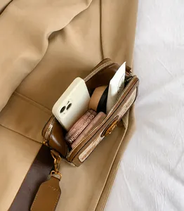 Vista interna che mostra la capienza della borsa per smartphone e piccoli cosmetici