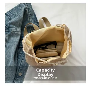 Innenansicht des beigen gewebten Rucksacks mit Platz für Brille und Brieftasche