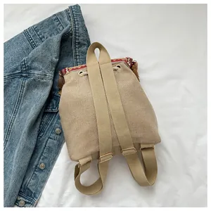 Detailansicht des Boho-Canvas-Rucksacks mit Stickerei, Quasten und Kordelzugverschluss
