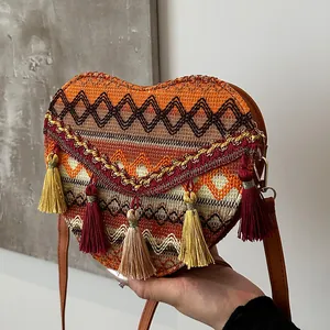 Bolso bandolera tejido en forma de corazón estilo boho con borlas de colores y cadena oro