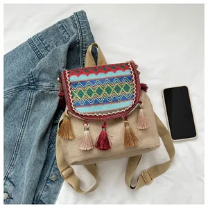 Details des Boho-Rucksacks mit Ethno-Webmuster und bunten Quasten-Anhängern