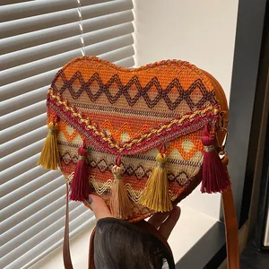 Bolso bandolera bohemio en forma de corazón trenzado marrón con borlas de colores