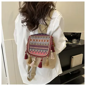 Ethno-Webrucksack mit Quasten und geometrischen Mustern auf dem Rücken eines Models