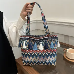 Borsa tote etnica in tessuto con nappe blu e motivi a onde colorate per moda casual