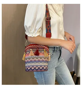 Borsa a secchiello in stile boho con nappe vivaci e tracolla larga a motivo etnico