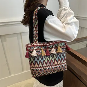 Borsa tote etnica in tessuto con nappe bohémien e motivi a onde colorate per donna