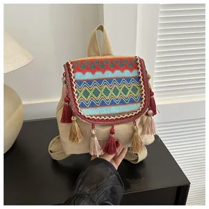 Detail eines Ethno-Mini-Rucksacks mit bunten Quasten und gewebten geometrischen Mustern
