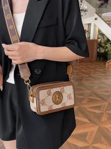 Borsa a tracolla 2024 con logo a orso in metallo e tracolla larga in jacquard