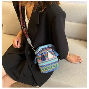 Dettaglio della borsa a secchiello boho con trama jacquard e ciondoli nappe
