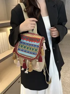 Ethno-Rucksack mit Stickerei und Quasten, buntem geometrischem Muster und Canvas-Finish