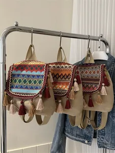 Rucksäcke im Ethno-Stil aus Canvas mit buntem Webmuster und lebhaften Quasten-Anhängern