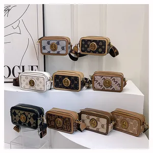 Dettaglio di varie borse a tracolla vintage con stampe di lettere ed emblema oro