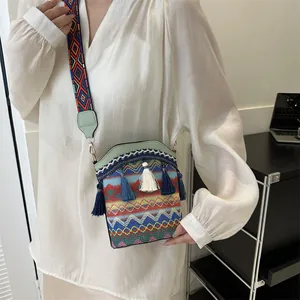 Dettaglio della borsa a secchiello etnica intrecciata con motivi geometrici