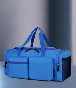Détail du sac de sport en nylon bleu imperméable avec compartiment séparé humide et sec