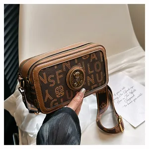 Dettaglio della borsa fotografica vintage in jacquard con finiture in pelle