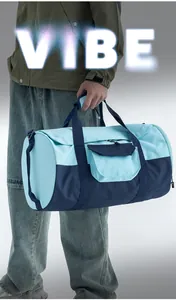 Borsa sportiva cilindrica blu con tasche multiple e tracolla regolabile