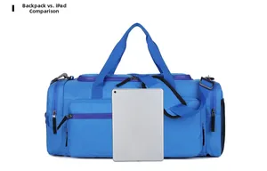 Comparaison détaillée de la taille du sac de voyage bleu avec un iPad pour visualiser le volume