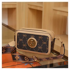 Dettaglio borsa fotografica bicolore con stampa monogram e logo in metallo