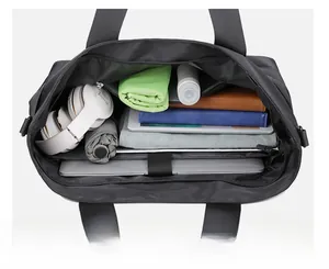Vue détaillée de l'intérieur du grand sac fourre-tout noir avec plusieurs compartiments